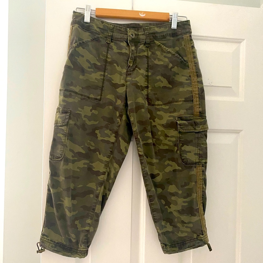 Camouflage capri pants